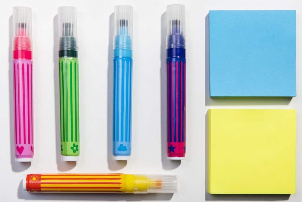 Blank sticky notepads and markers in different colours for labelling moving boxes
